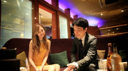 テーブルをかたづけるスタッフ